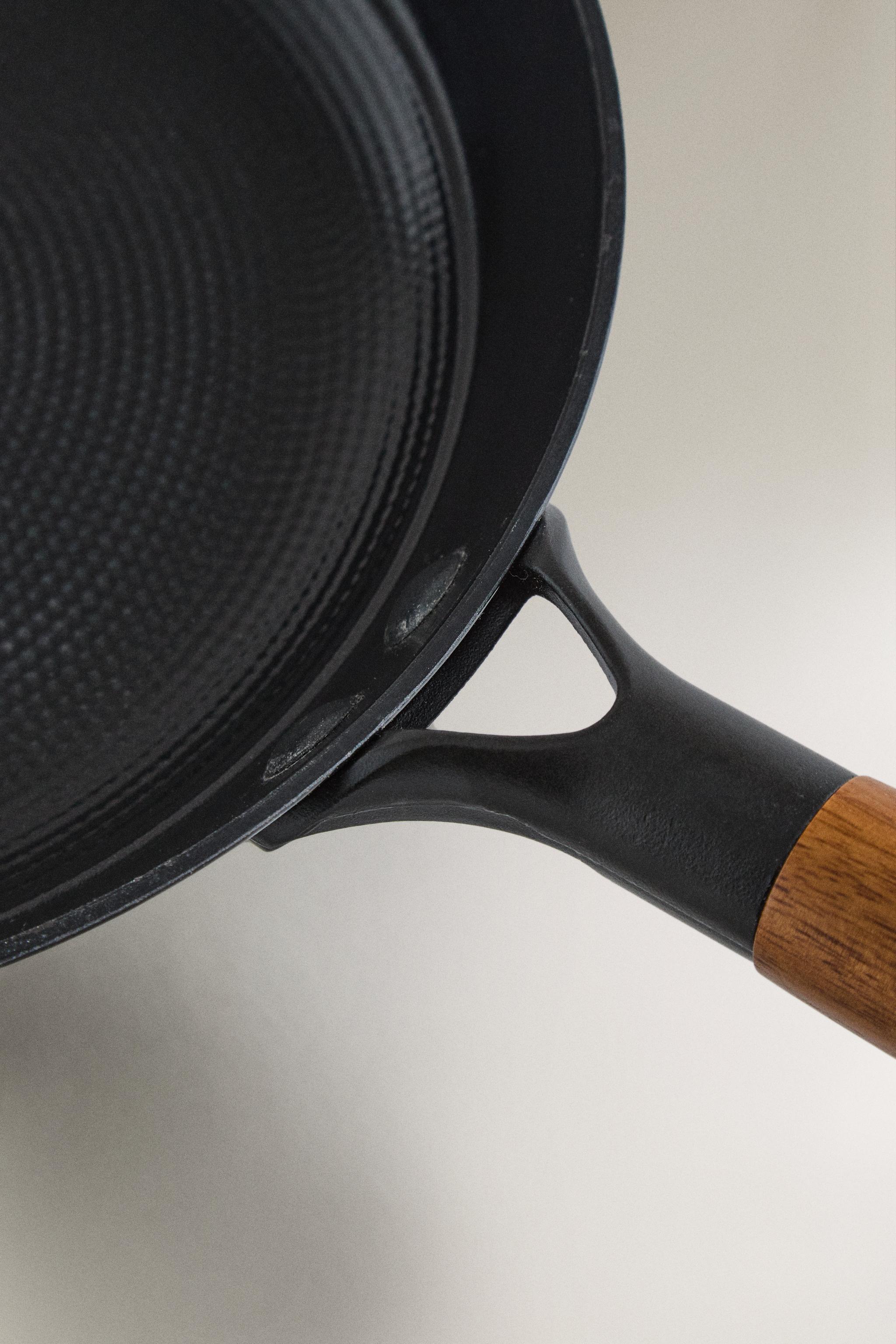IRON FRYING PAN